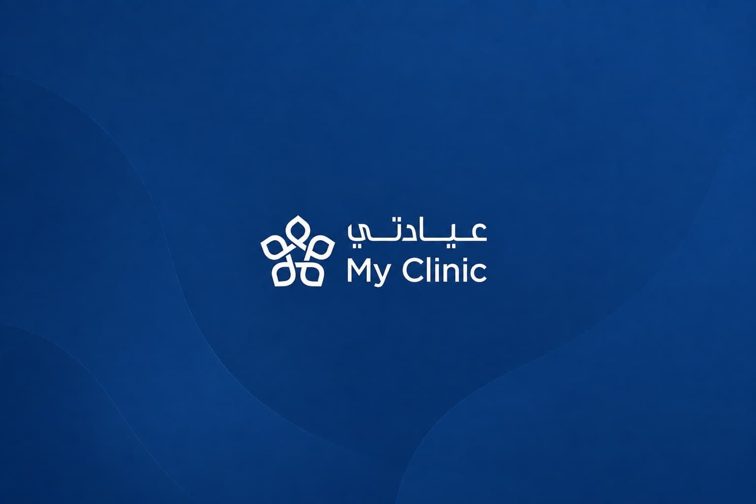 شعار ماي كلينك على خلفية زرقاء داكنة